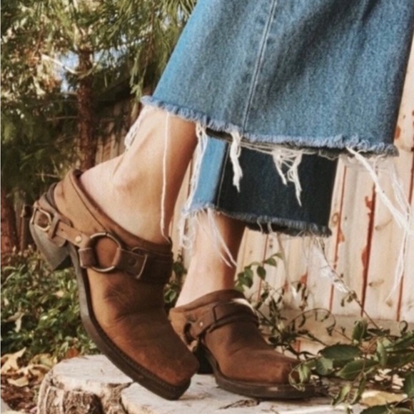 Frye Belted Harness Mule Distressed  Clogs Brown Square Toe Motorcycle Size 7M - Picture 1 of 10